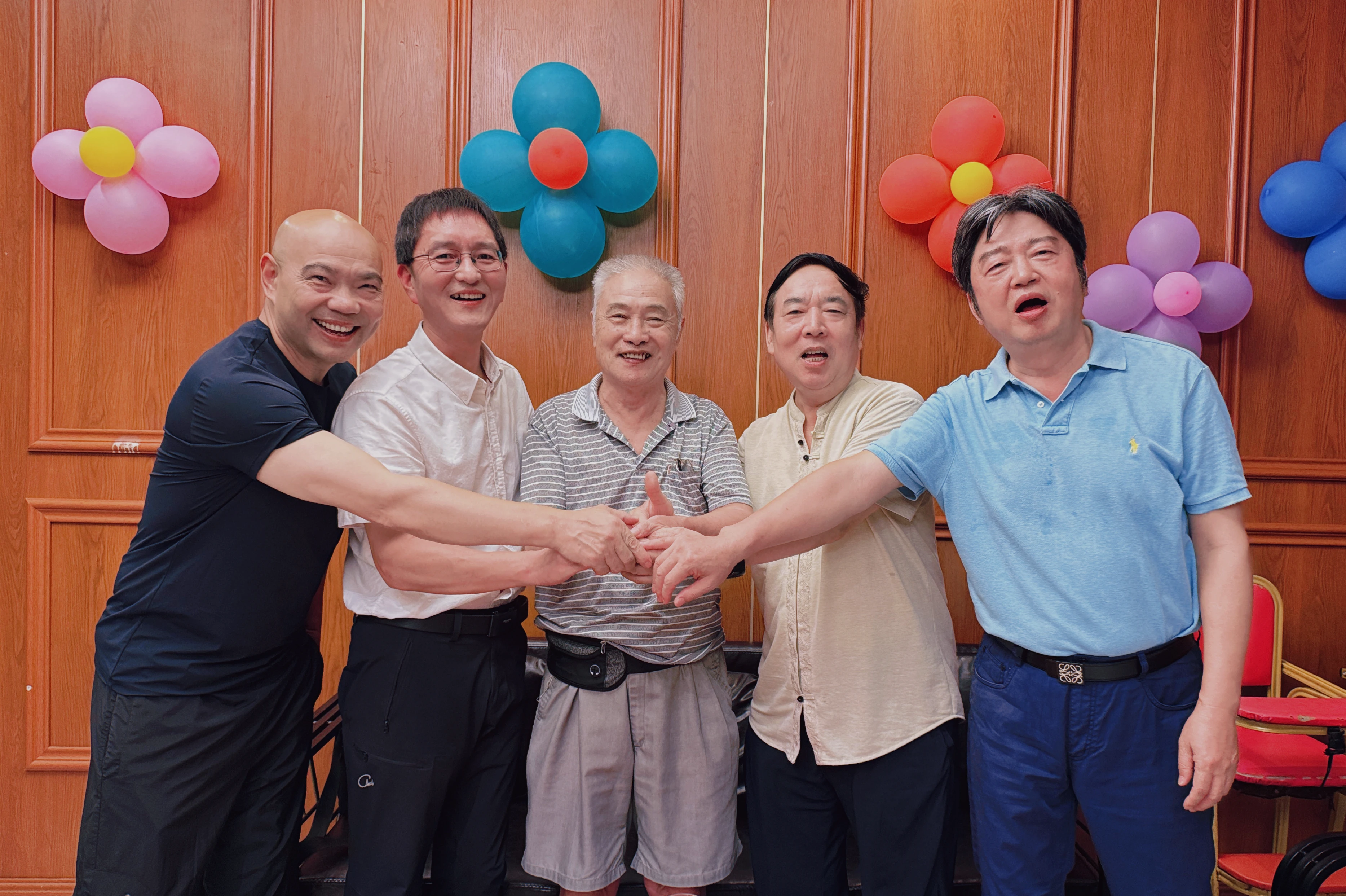 人物合影：吴季生（老画家）、李项鸿（军旅画家）、陈金彪（东阳五子之一）